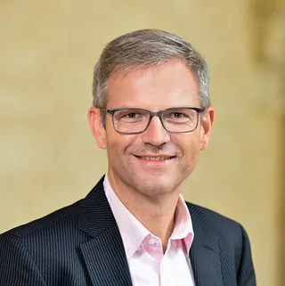 (c) EKvW.